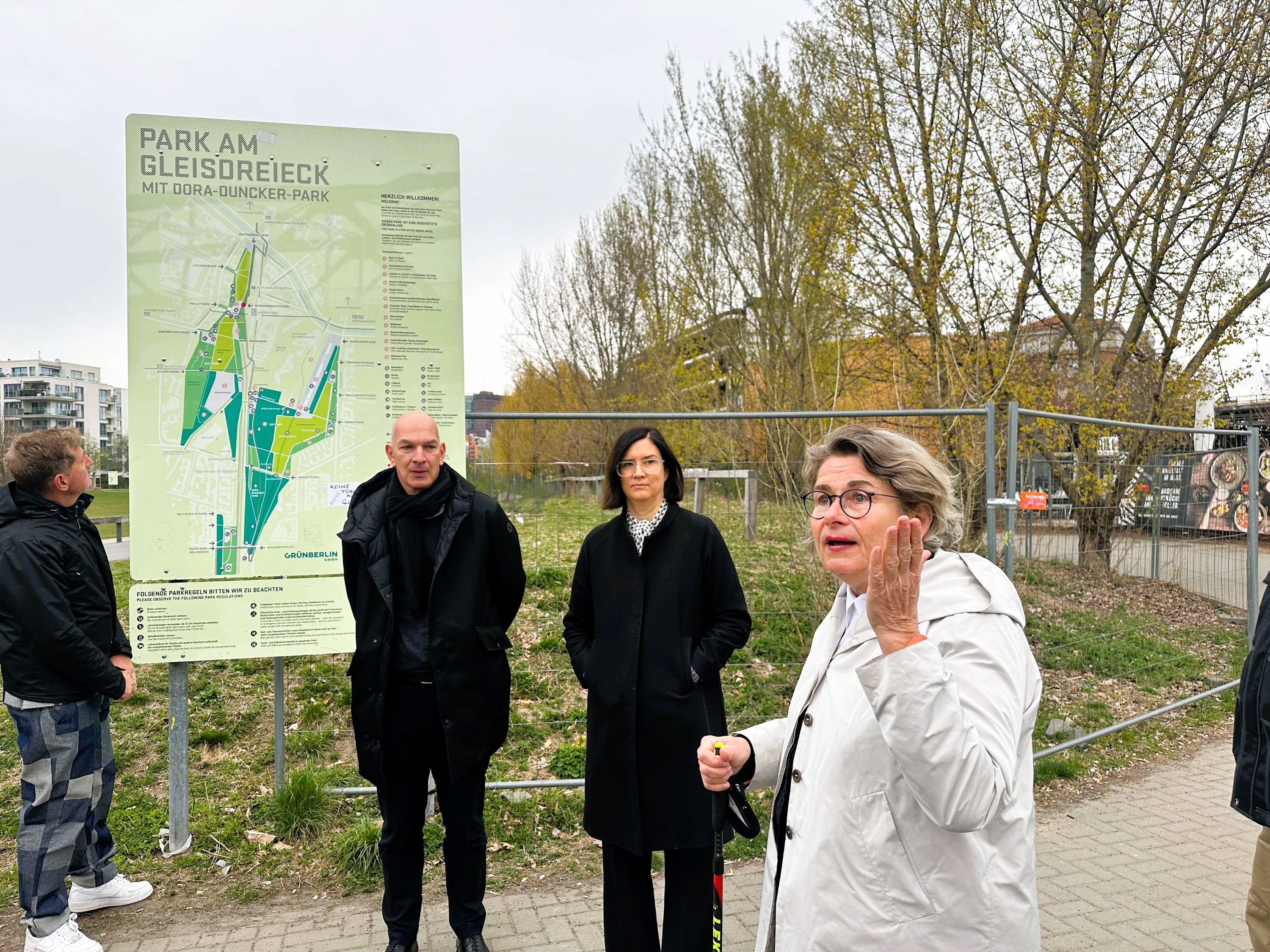 Prof. Petra Kahlfeldt erläutert die städtebauliche Einordnung des Projekts beim Rundgang über das Areal am Gleisdreieck; im Hintergrund Jan-Steffen Iser und Tatjana Keil | BERLINboxx